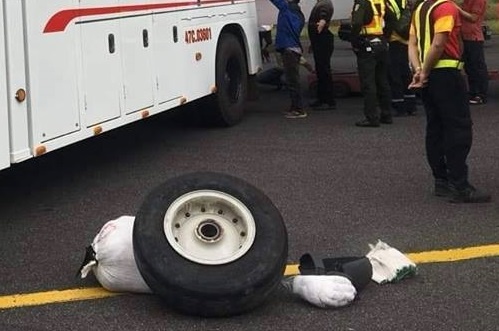 Tim thay banh may bay VietJet gap su co cach duong bang 100 m hinh anh