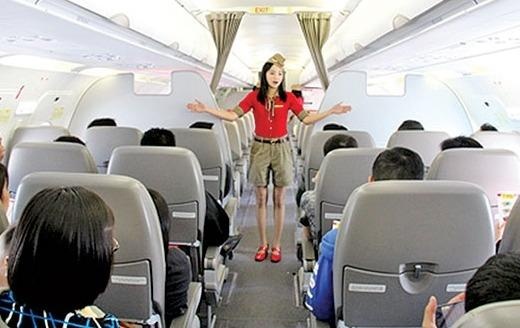 Hanh khach dap vach may bay, doa danh tiep vien vi bi doi noi ha canh hinh anh