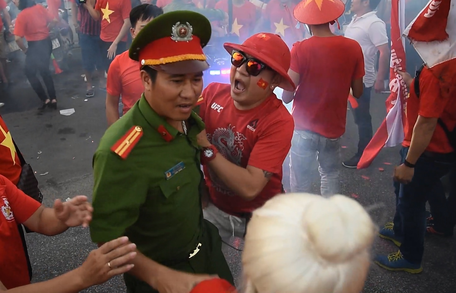 Co dong vien qua khich xo day cong an khi bi ngan dot phao sang hinh anh