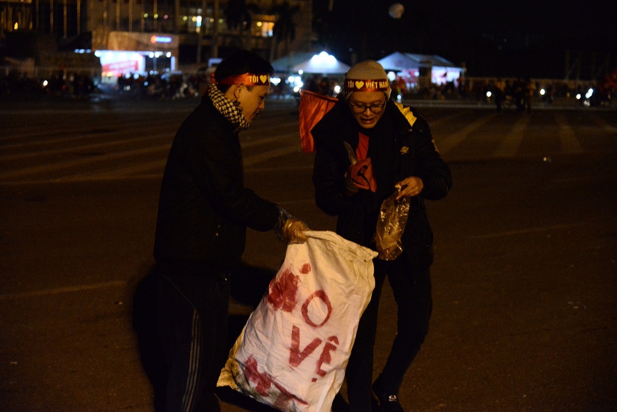 nhặt rác sân Mỹ Đình ảnh 8 nhat rac san My Dinh anh 8