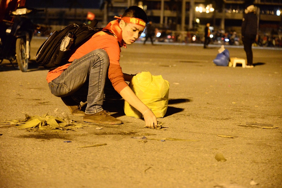 nhặt rác sân Mỹ Đình ảnh 9 nhat rac san My Dinh anh 9