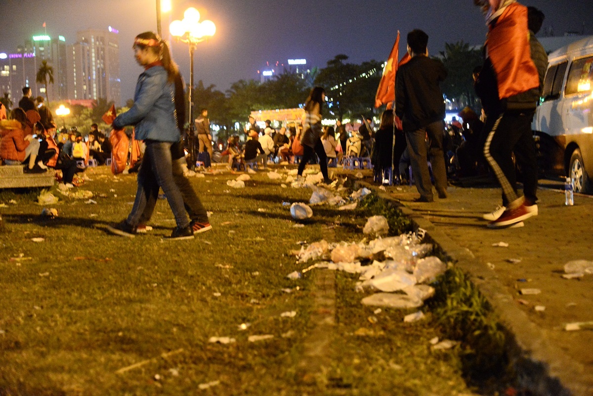 nhặt rác sân Mỹ Đình ảnh 2 nhat rac san My Dinh anh 2