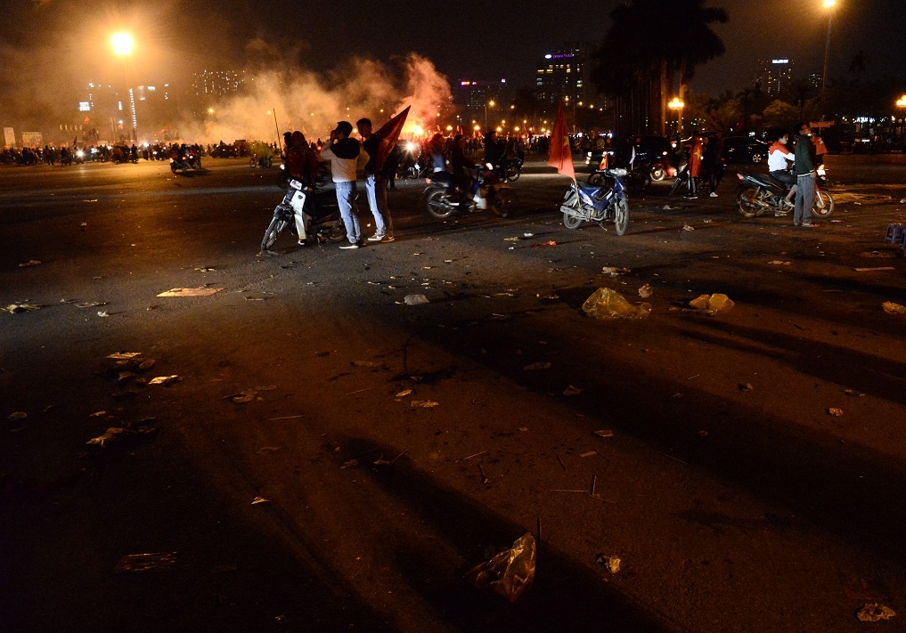 nhặt rác sân Mỹ Đình ảnh 1 nhat rac san My Dinh anh 1