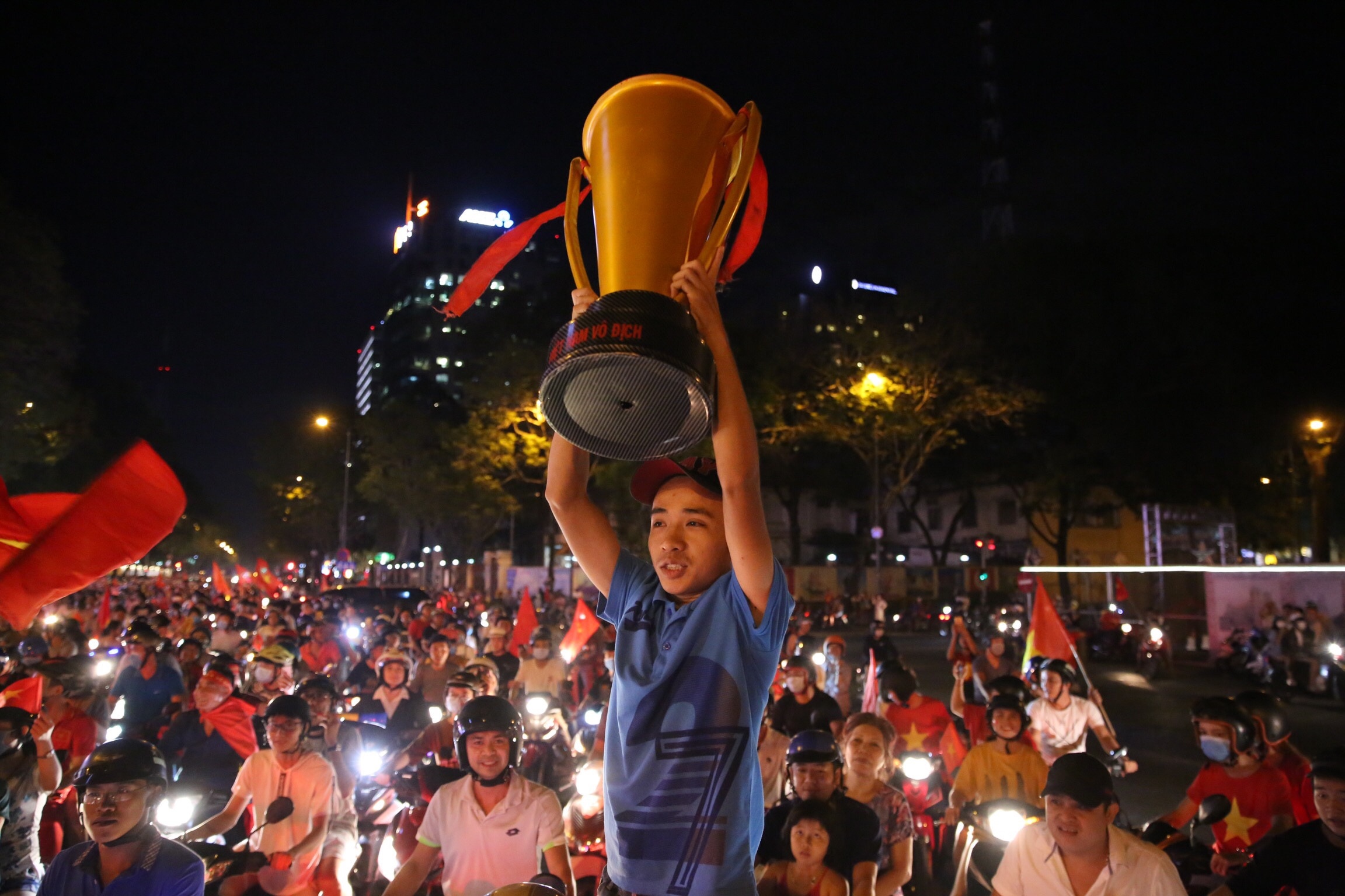 Gia dinh cau thu do ve Ha Noi xem chung ket, du kien di bao xuyen dem hinh anh