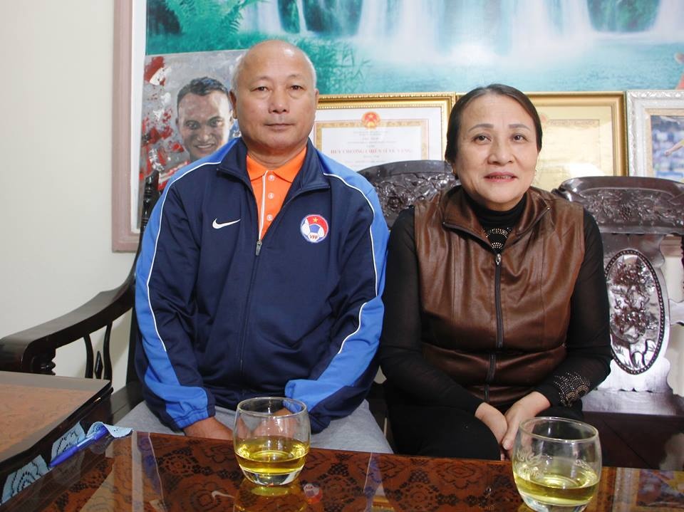 gia dinh cau thu xem chung ket AFF anh 2