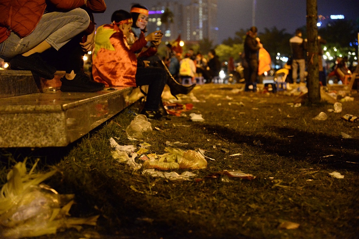 nhặt rác sân Mỹ Đình ảnh 3 nhat rac san My Dinh anh 3