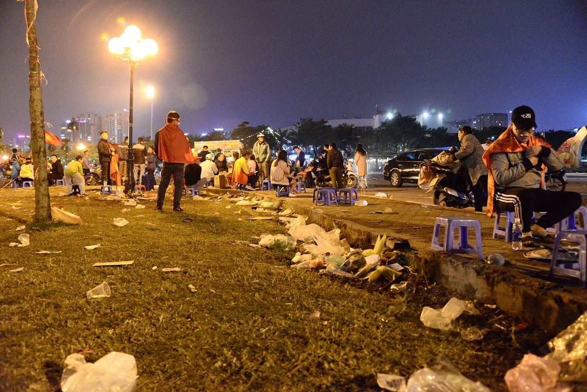 nhặt rác sân Mỹ Đình ảnh 5 nhat rac san My Dinh anh 5