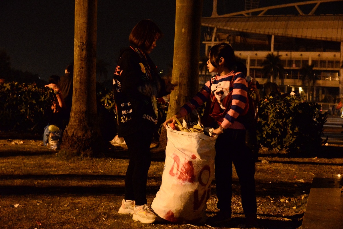 nhặt rác sân Mỹ Đình ảnh 11 nhat rac san My Dinh anh 11
