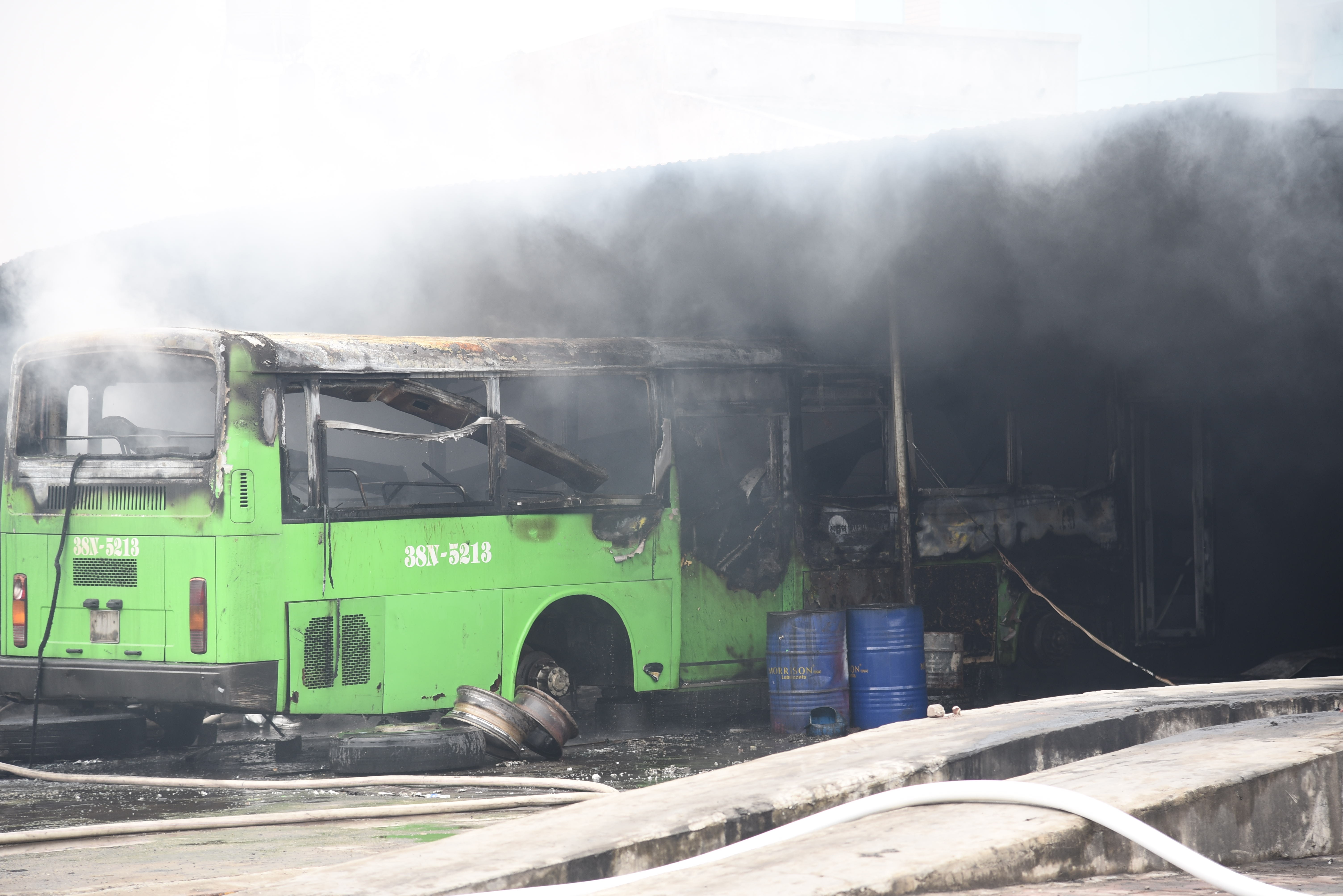 Chay lon tai gara cua hang taxi ABC, 5 oto va xe may bi thieu rui hinh anh