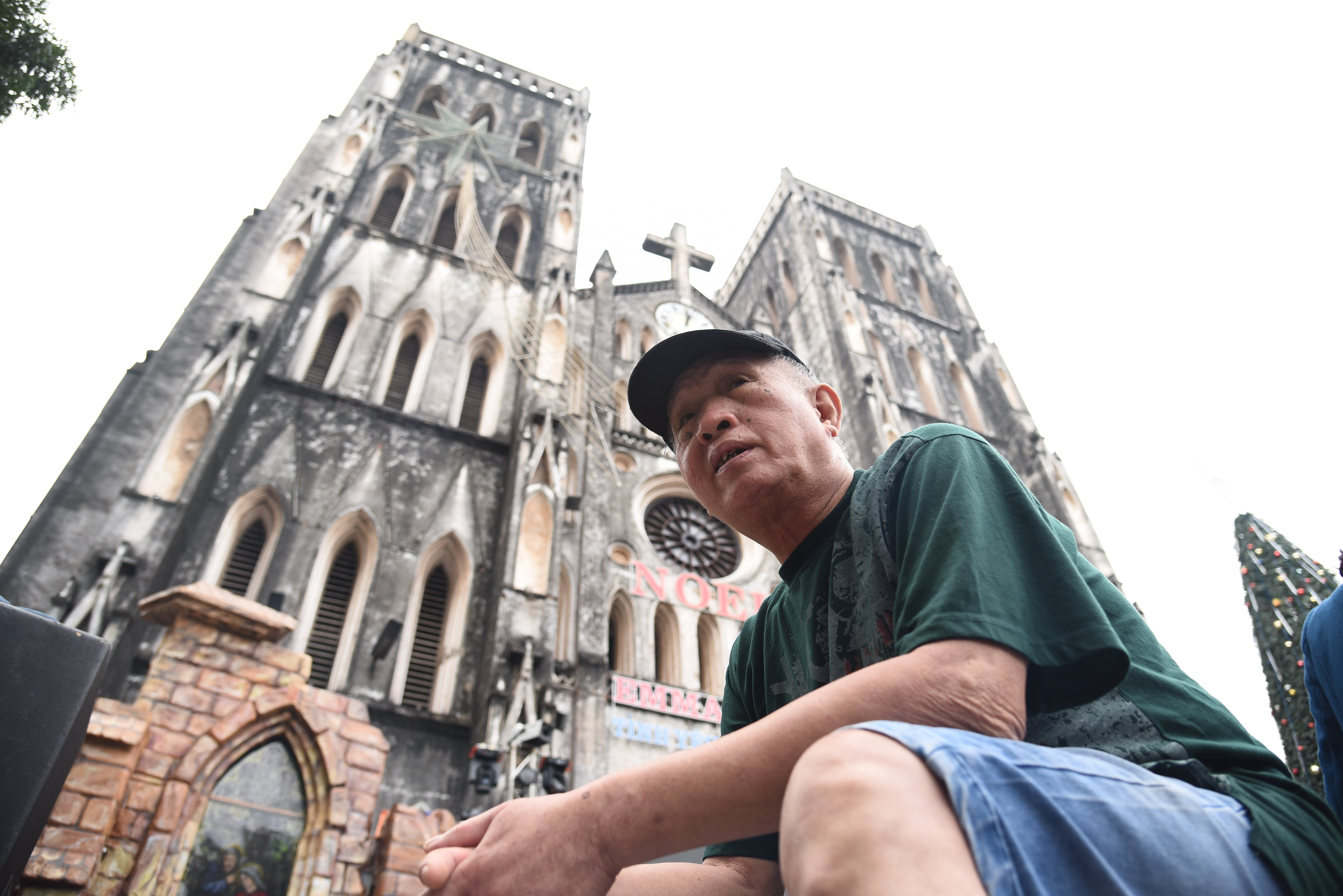 Nguoi keo chuong cuoi cung o Nha tho Lon Ha Noi hinh anh