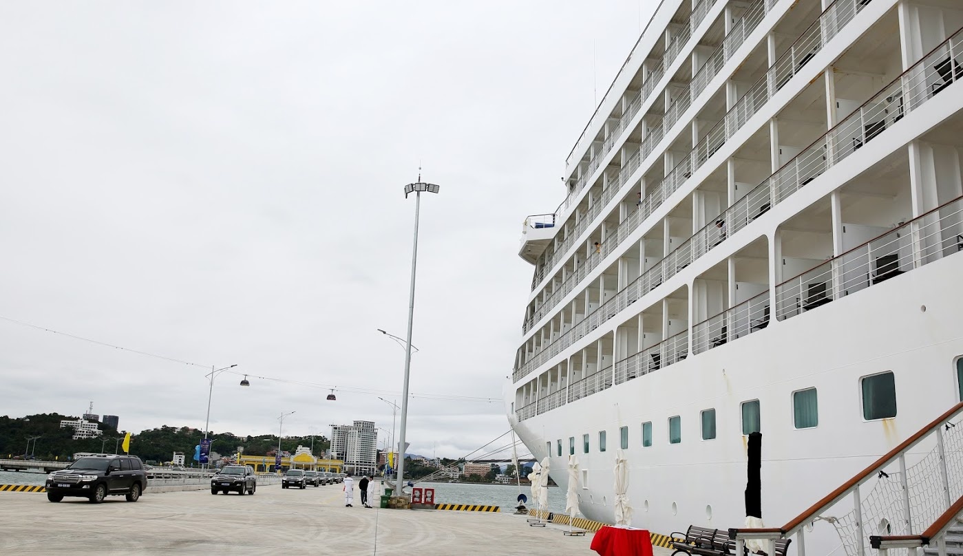 Thu tuong khen ngoi san bay van don anh 4