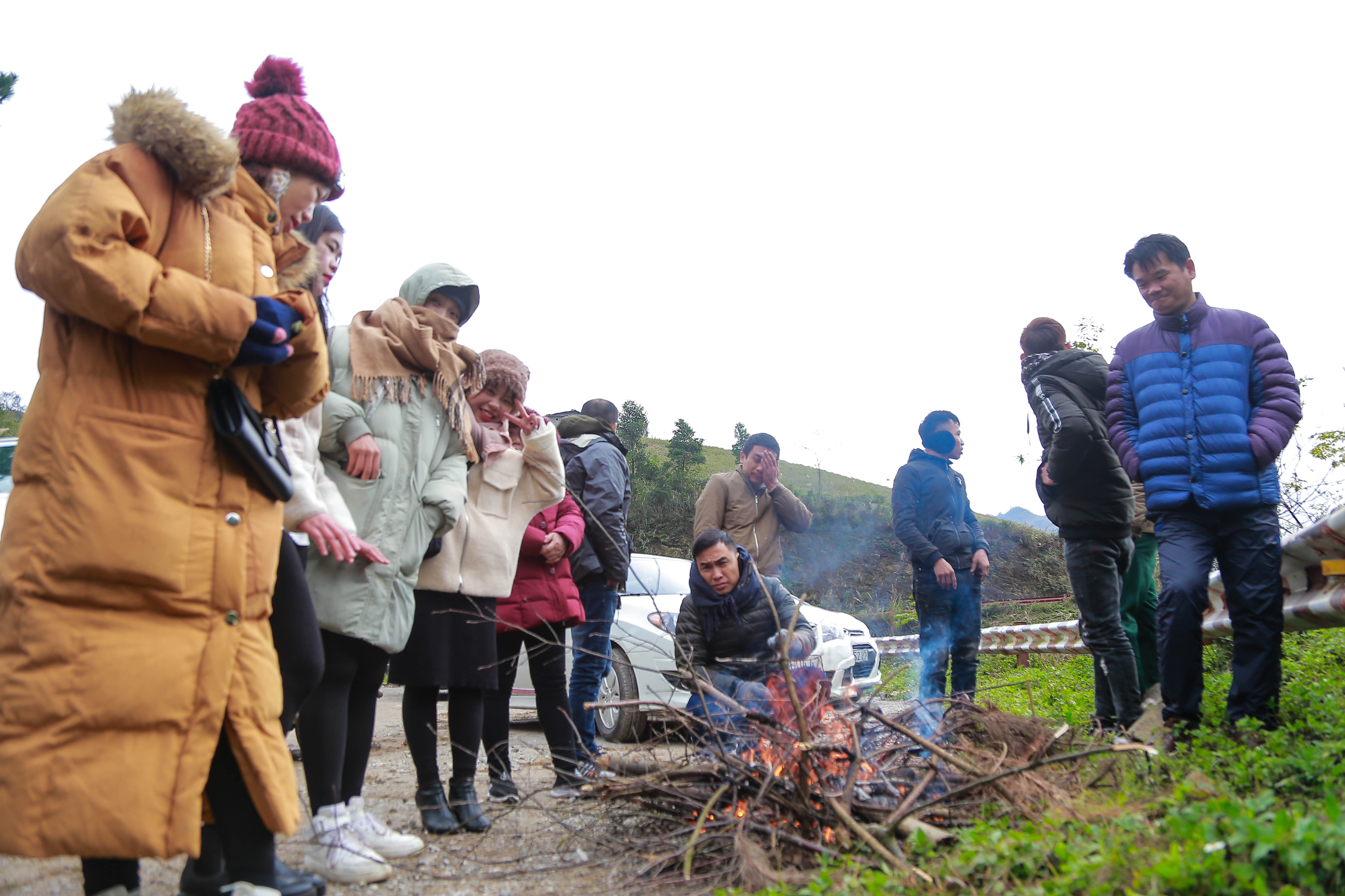 Dot lua suoi am cho thong duong len dinh ngam bang hinh anh