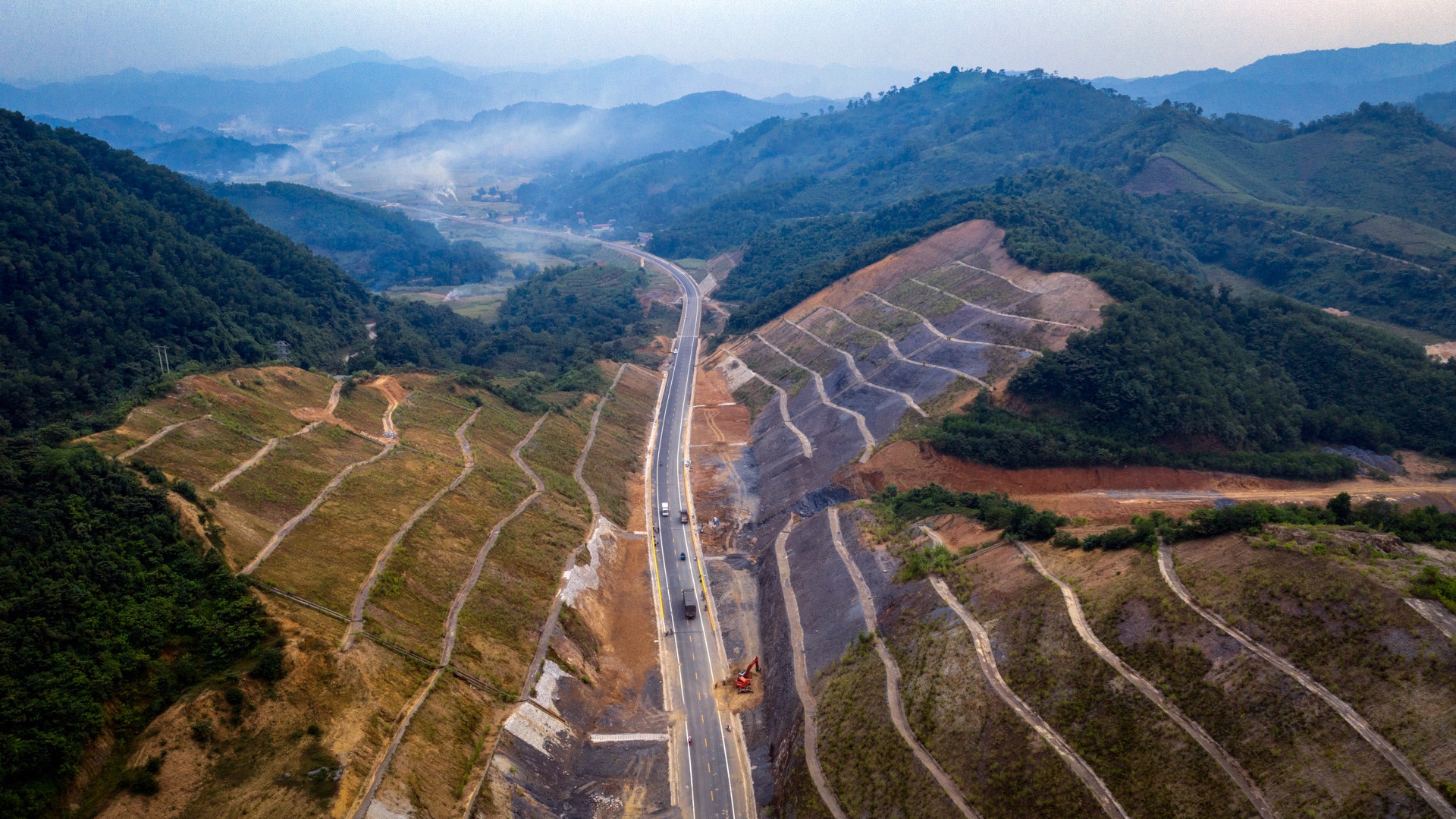 Pho thu tuong yeu cau hoan thien ho so cao toc Hoa Binh - Moc Chau hinh anh