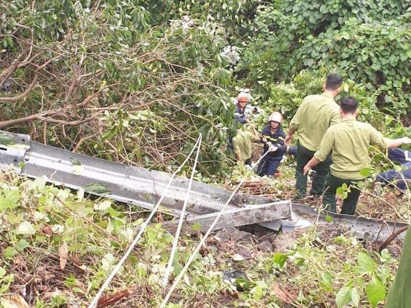 Dong day xuong vuc cuu nhom sinh vien bi lat xe tai deo Hai Van hinh anh