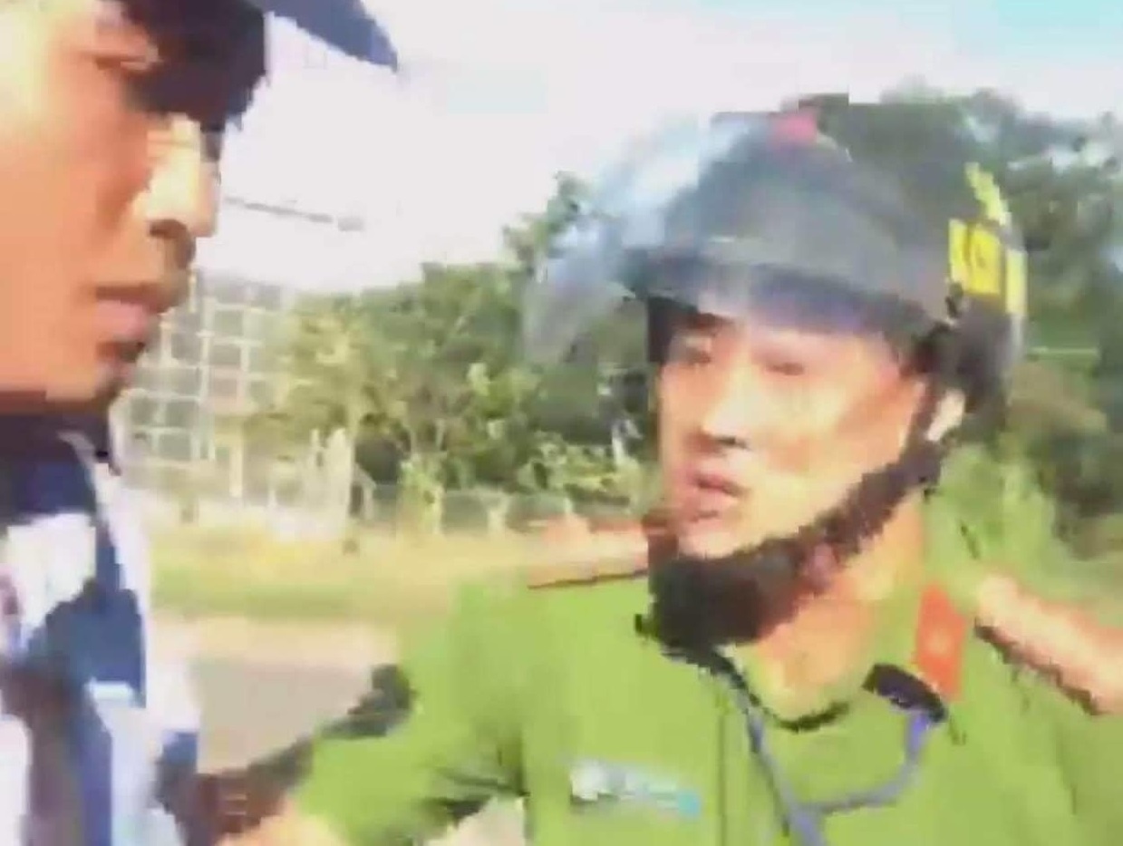 Thieu ta cong an vang tuc voi tai xe bi tam dinh chi cong tac hinh anh