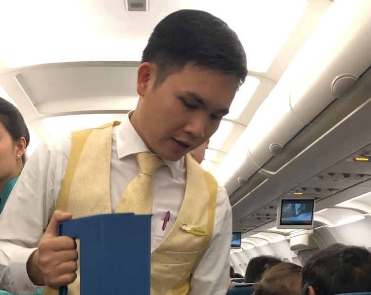 Bat qua tang khach Trung Quoc trom 10 trieu dong tren may bay hinh anh