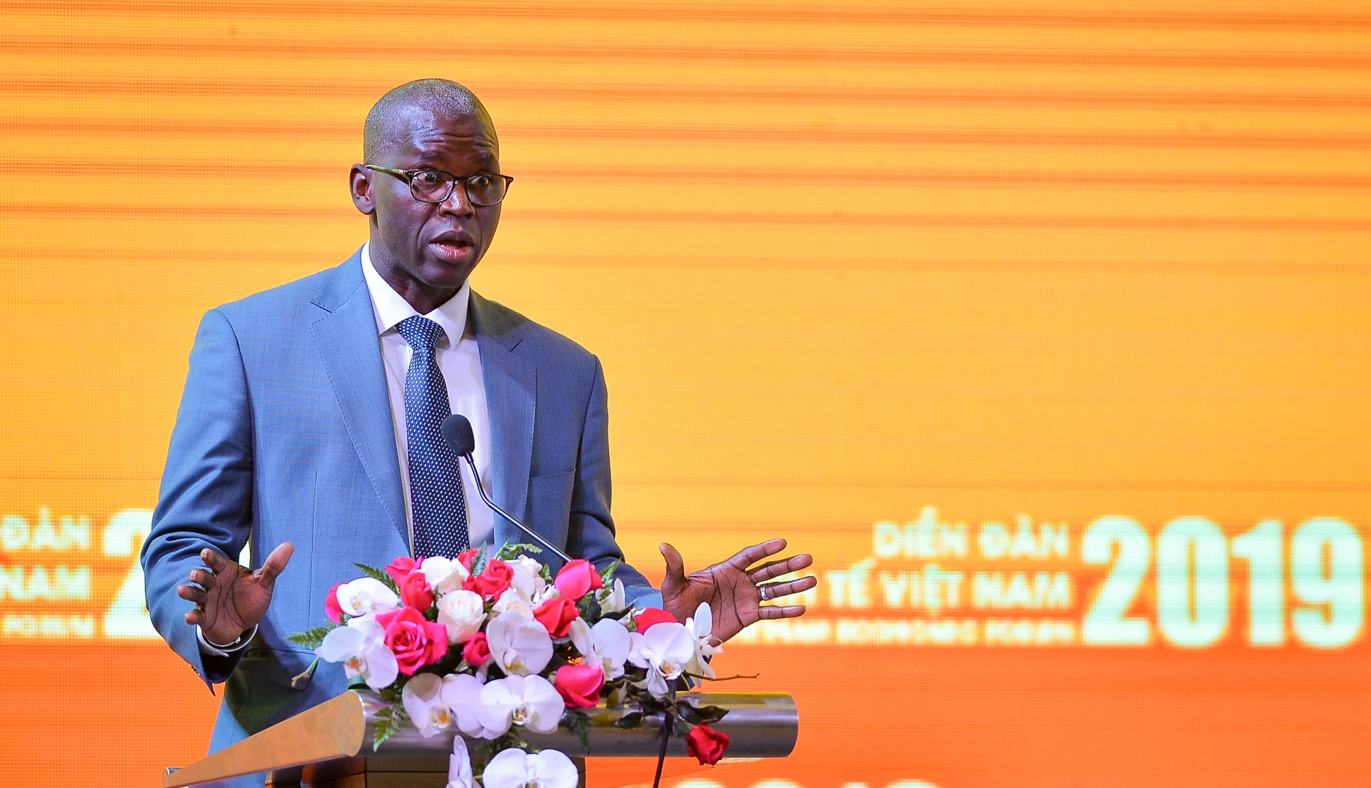 doi thoai chinh sach dien dan kinh te anh 6