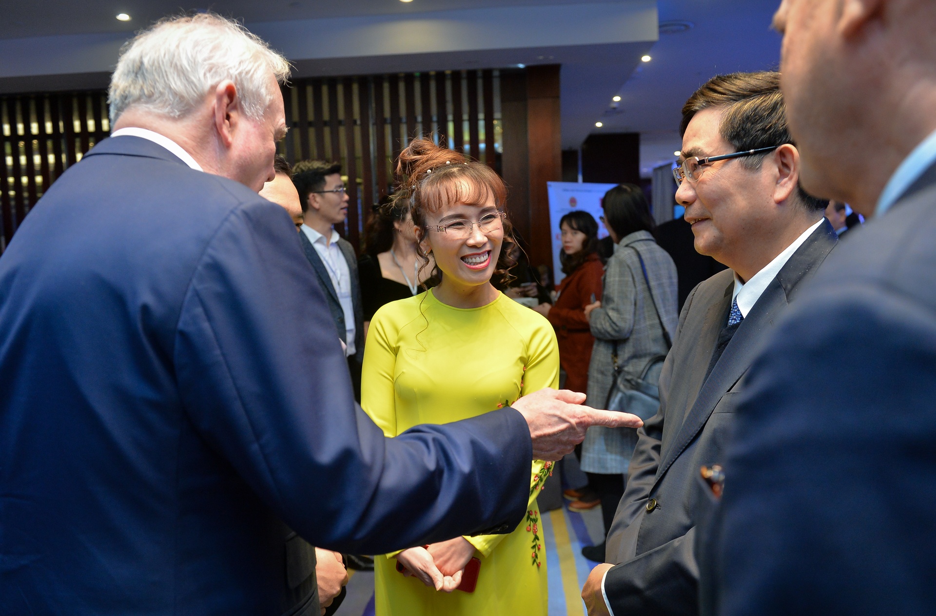 doi thoai chinh sach dien dan kinh te anh 12