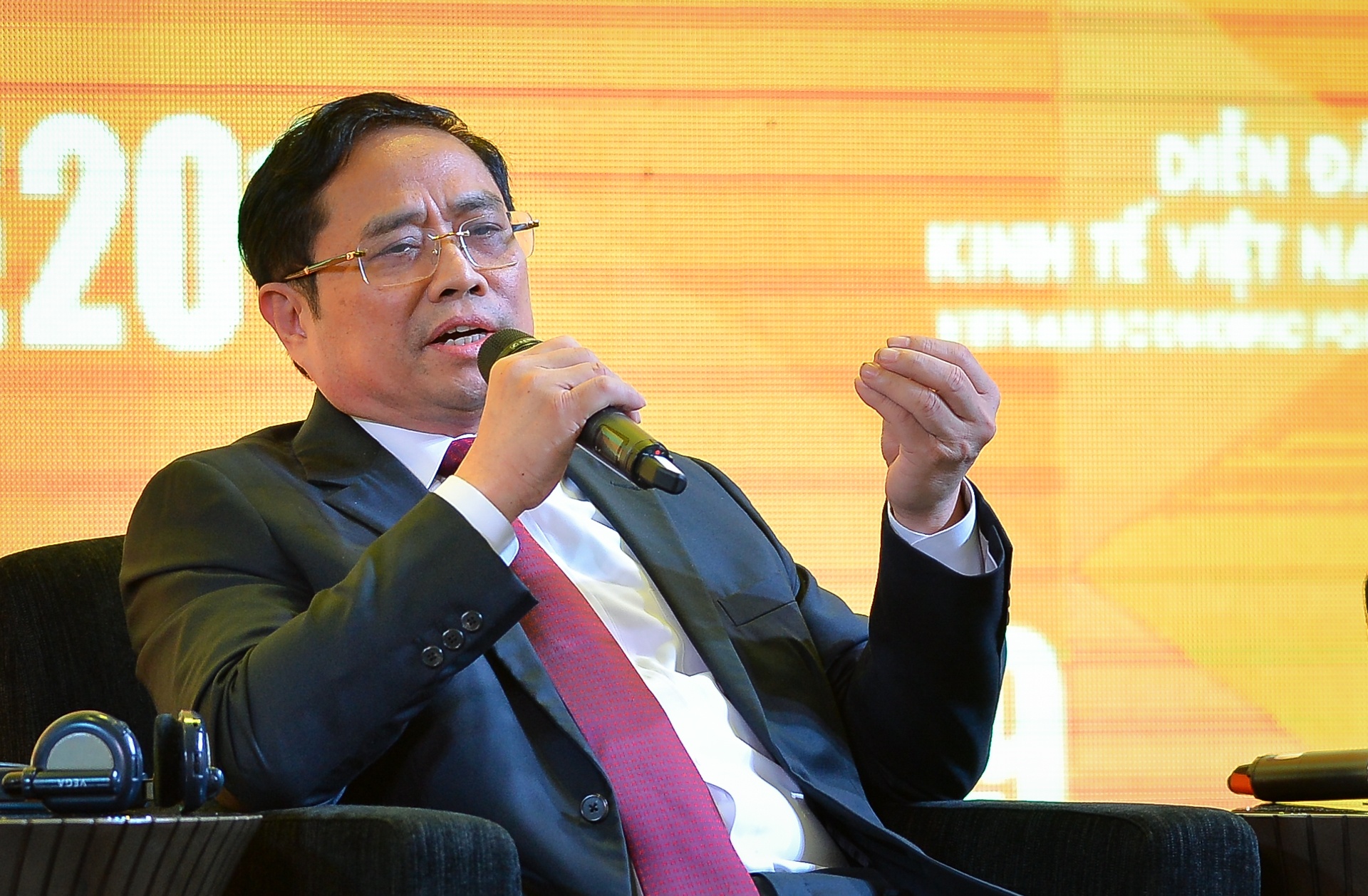 doi thoai chinh sach dien dan kinh te anh 9