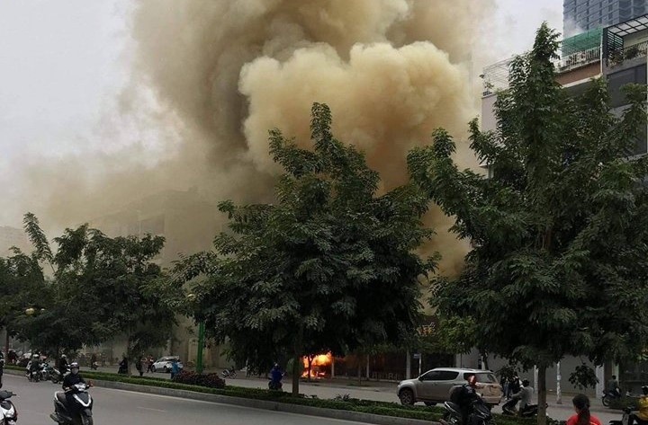Chay quan chao, khoi boc mu mit tren duong Nguyen Van Huyen hinh anh