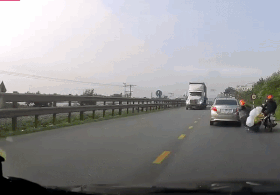 2 nguoi thoat chet trong gang tac ngay duoi banh xe container hinh anh