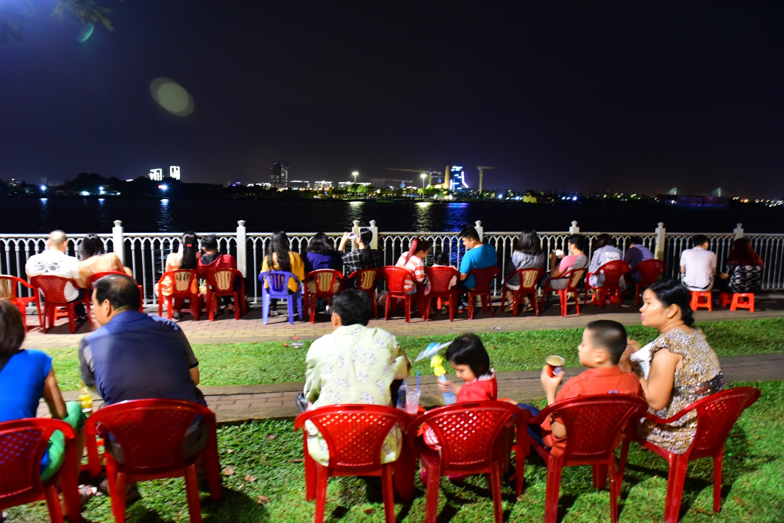 Dân Sài Gòn đón giao thừa ảnh 3 Dan Sai Gon don giao thua anh 3