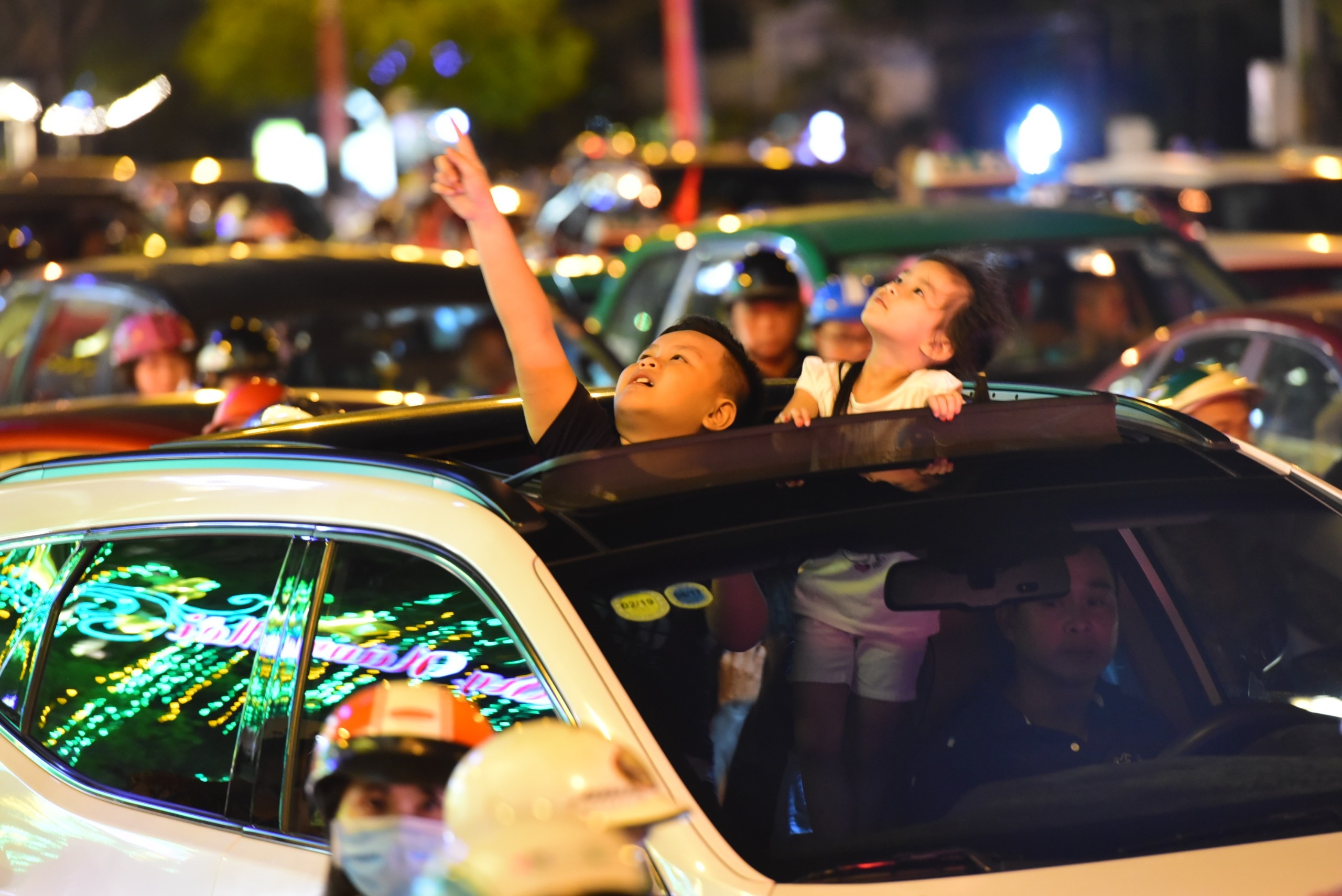 Dân Sài Gòn đón giao thừa ảnh 1 Dan Sai Gon don giao thua anh 1