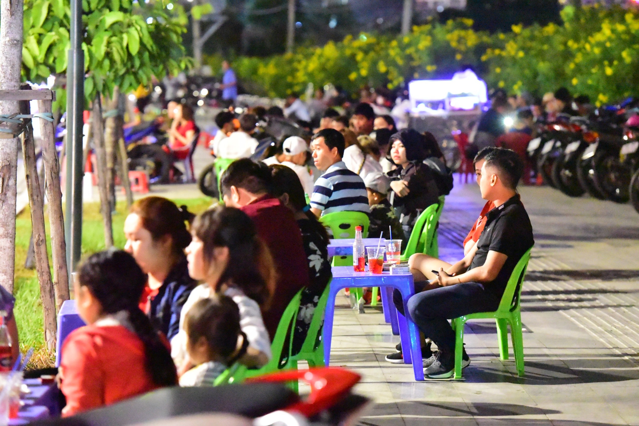 Dân Sài Gòn đón giao thừa ảnh 6 Dan Sai Gon don giao thua anh 6