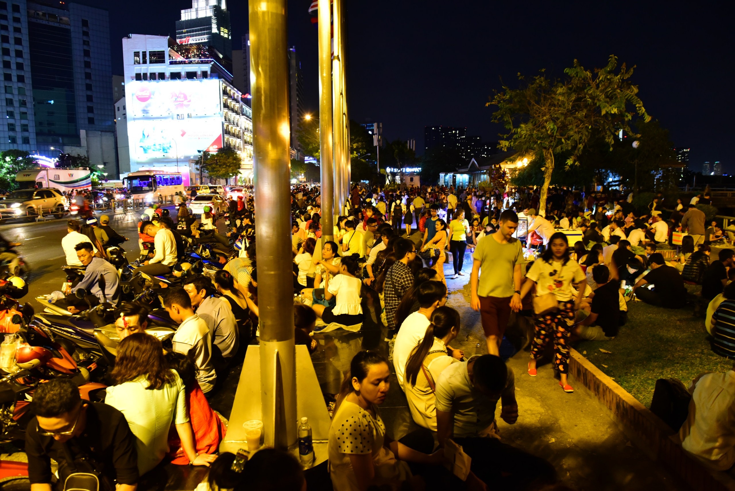 Dân Sài Gòn đón giao thừa ảnh 5 Dan Sai Gon don giao thua anh 5