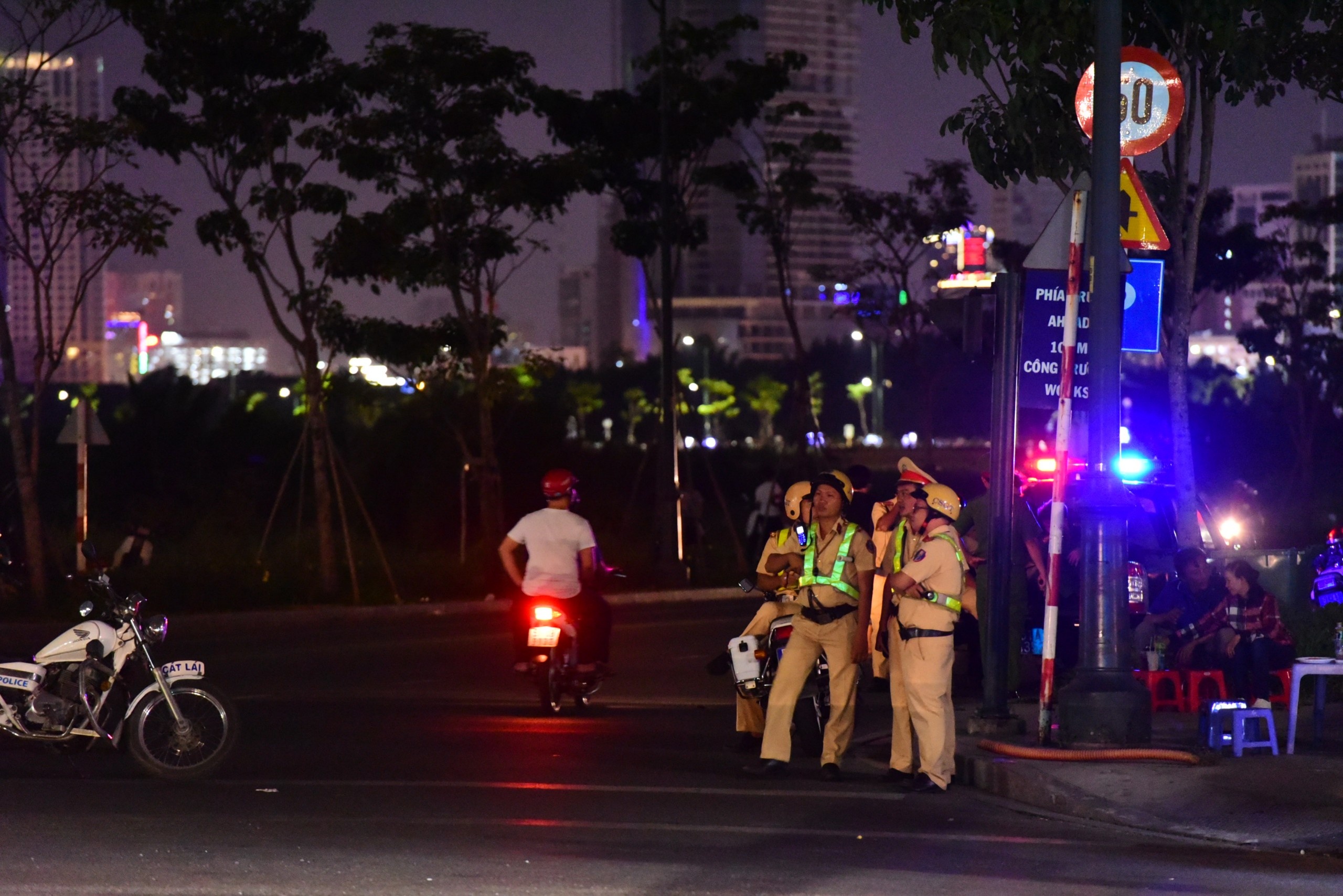 Dân Sài Gòn đón giao thừa ảnh 16 Dan Sai Gon don giao thua anh 16