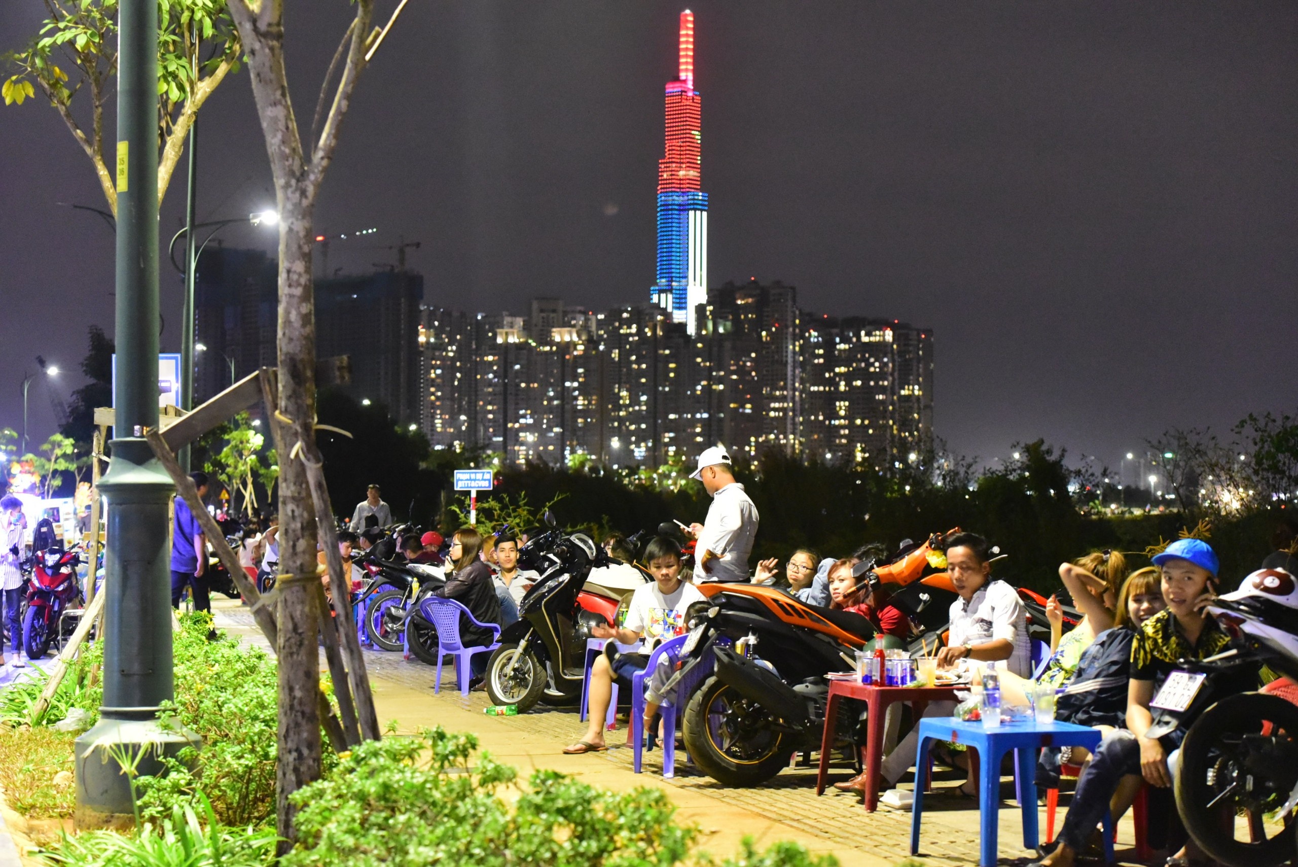 Dân Sài Gòn đón giao thừa ảnh 11 Dan Sai Gon don giao thua anh 11