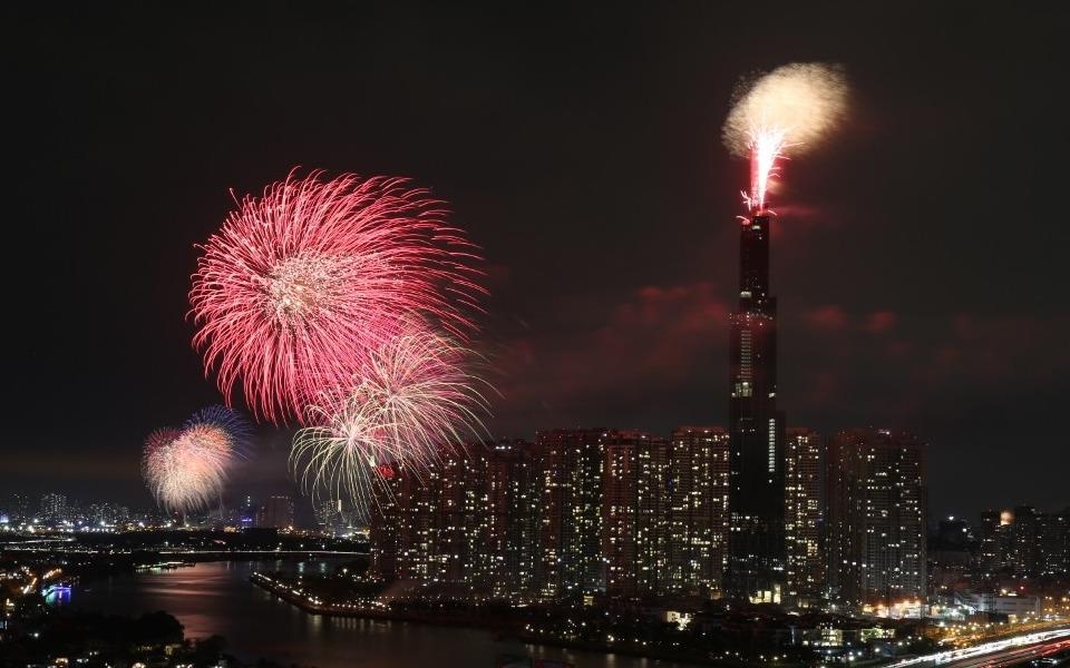 Phao hoa ruc sang thoi khac giao thua don nam moi Ky Hoi hinh anh