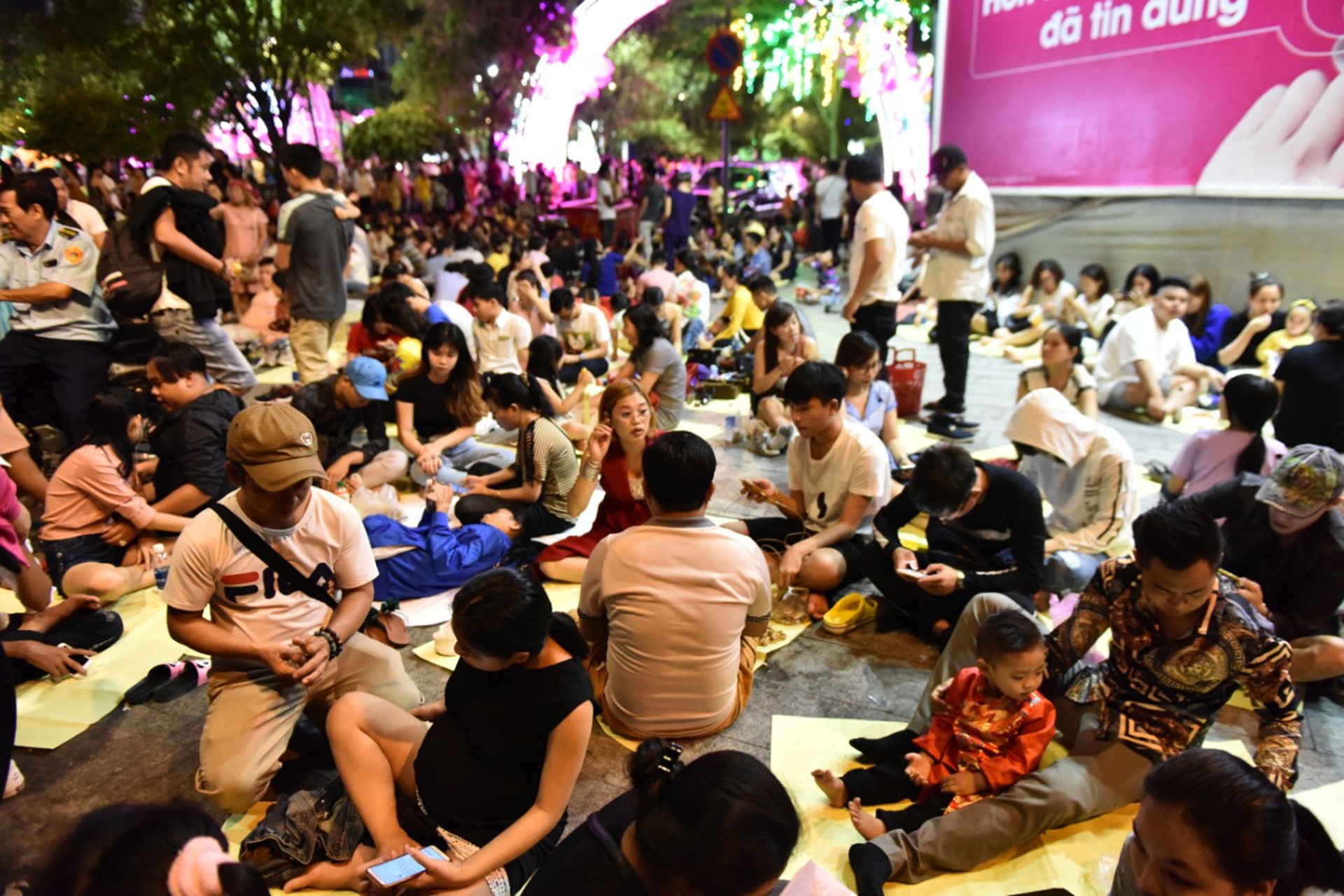 Dân Sài Gòn đón giao thừa ảnh 7 Dan Sai Gon don giao thua anh 7