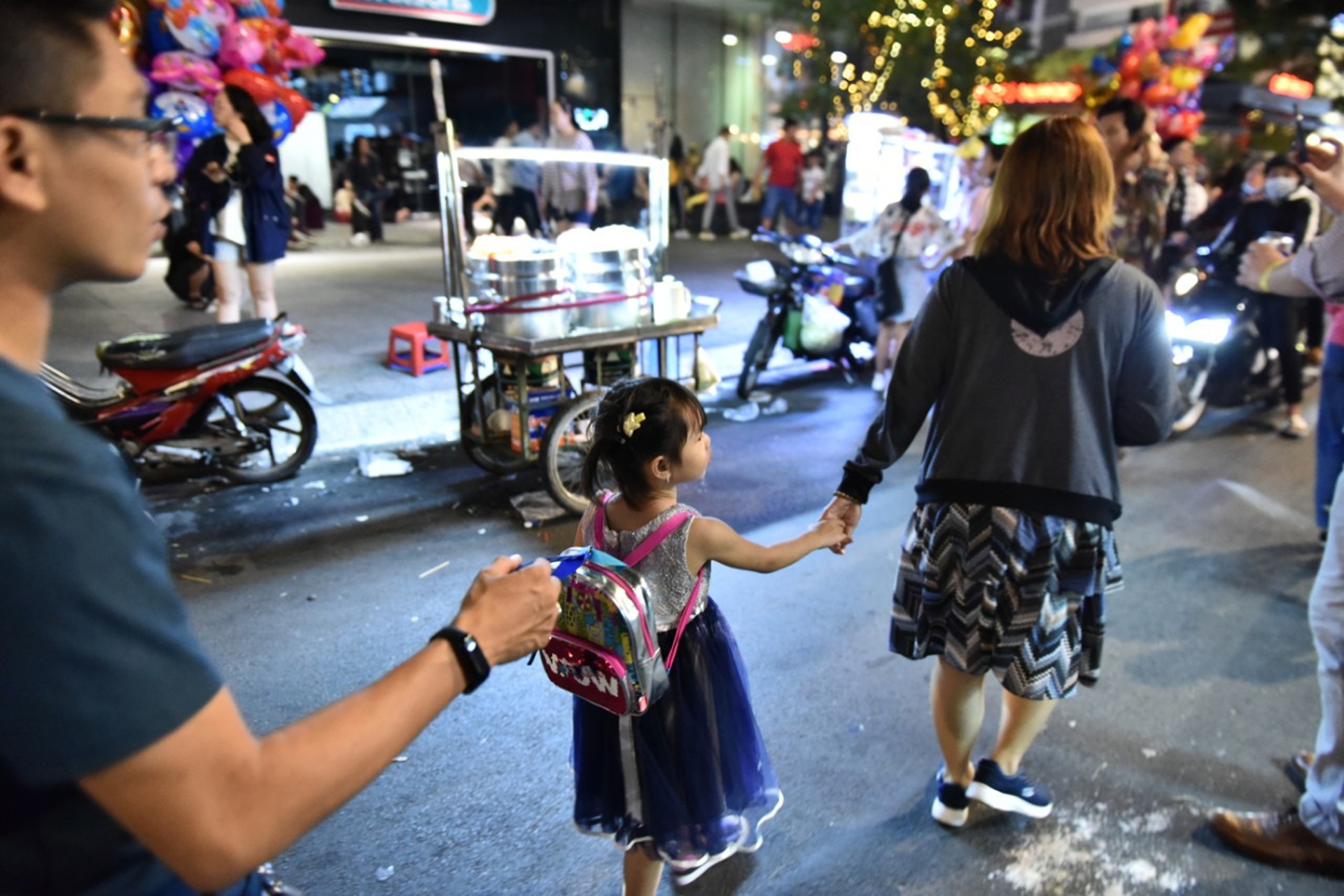 Dân Sài Gòn đón giao thừa ảnh 2 Dan Sai Gon don giao thua anh 2