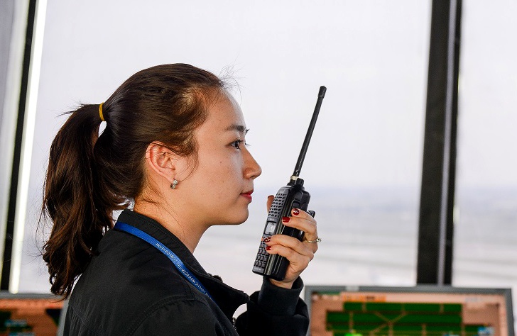 Nhung nguoi phu nu don Tet tren Dai kiem soat khong luu Noi Bai hinh anh