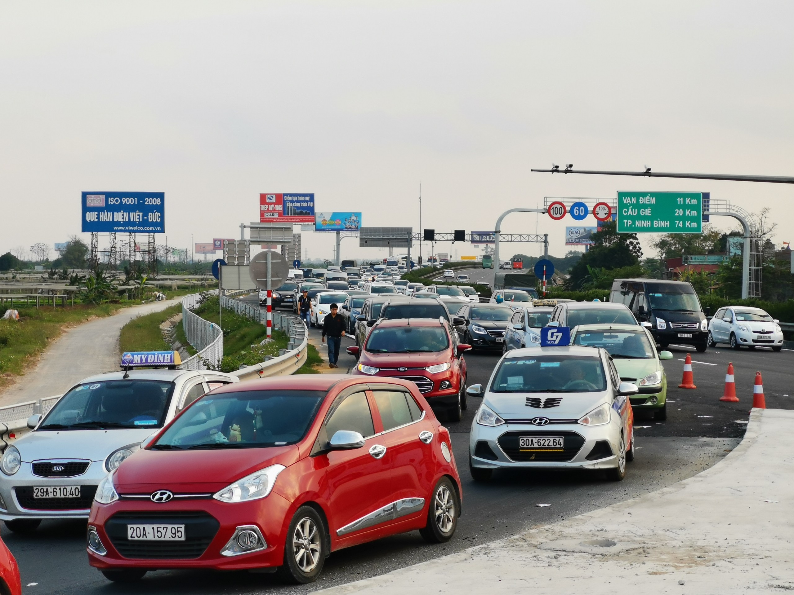 Xe qua nhieu, cao toc Phap Van - Cau Gie tam cam duong hinh anh