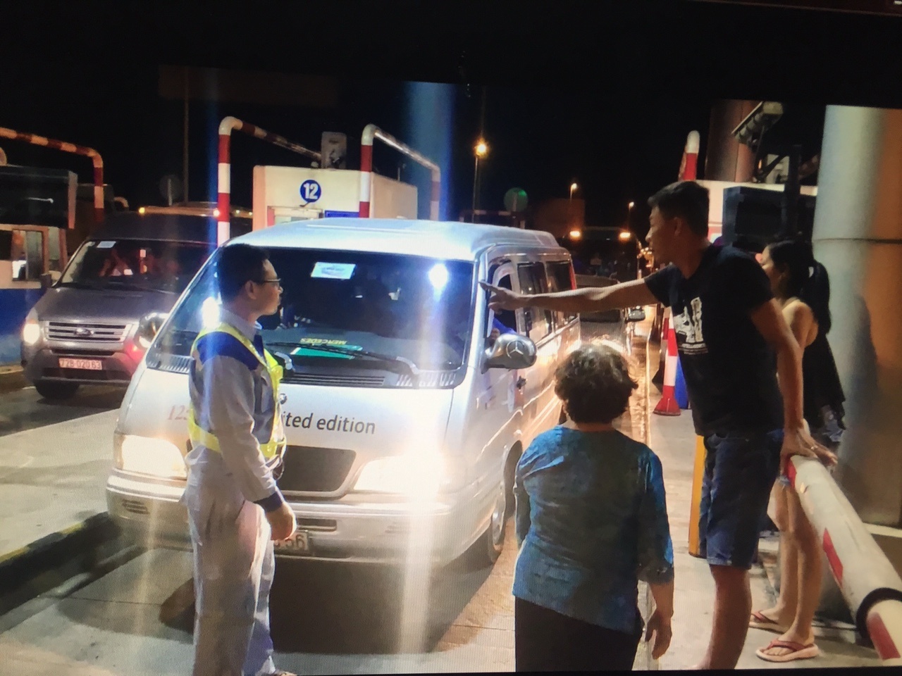 Tong cuc Duong bo yeu cau VEC giai trinh viec 'cam cua' 2 oto hinh anh