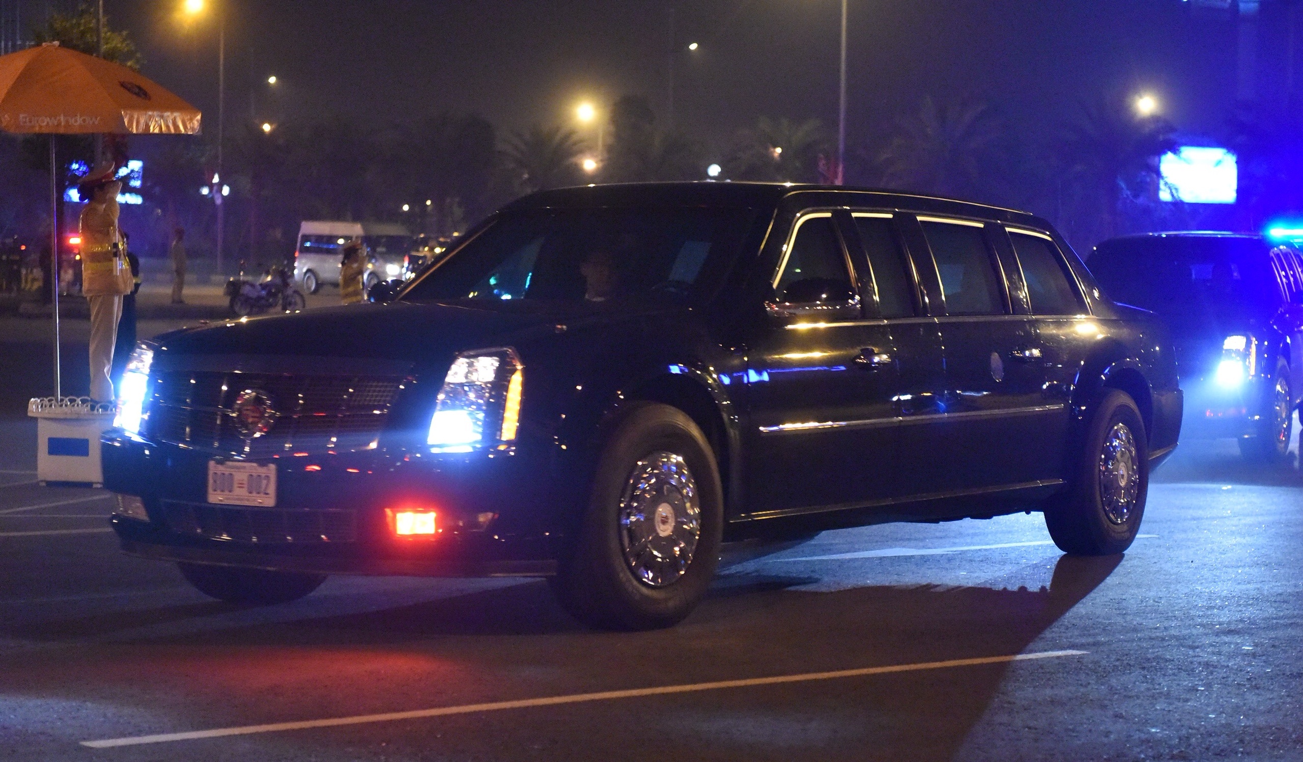 Dan xe chuyen dung den Noi Bai don Tong thong My hinh anh