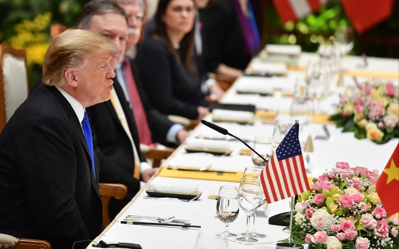 Ong Donald Trump thuong thuc cha ca, nem Ha Noi hinh anh