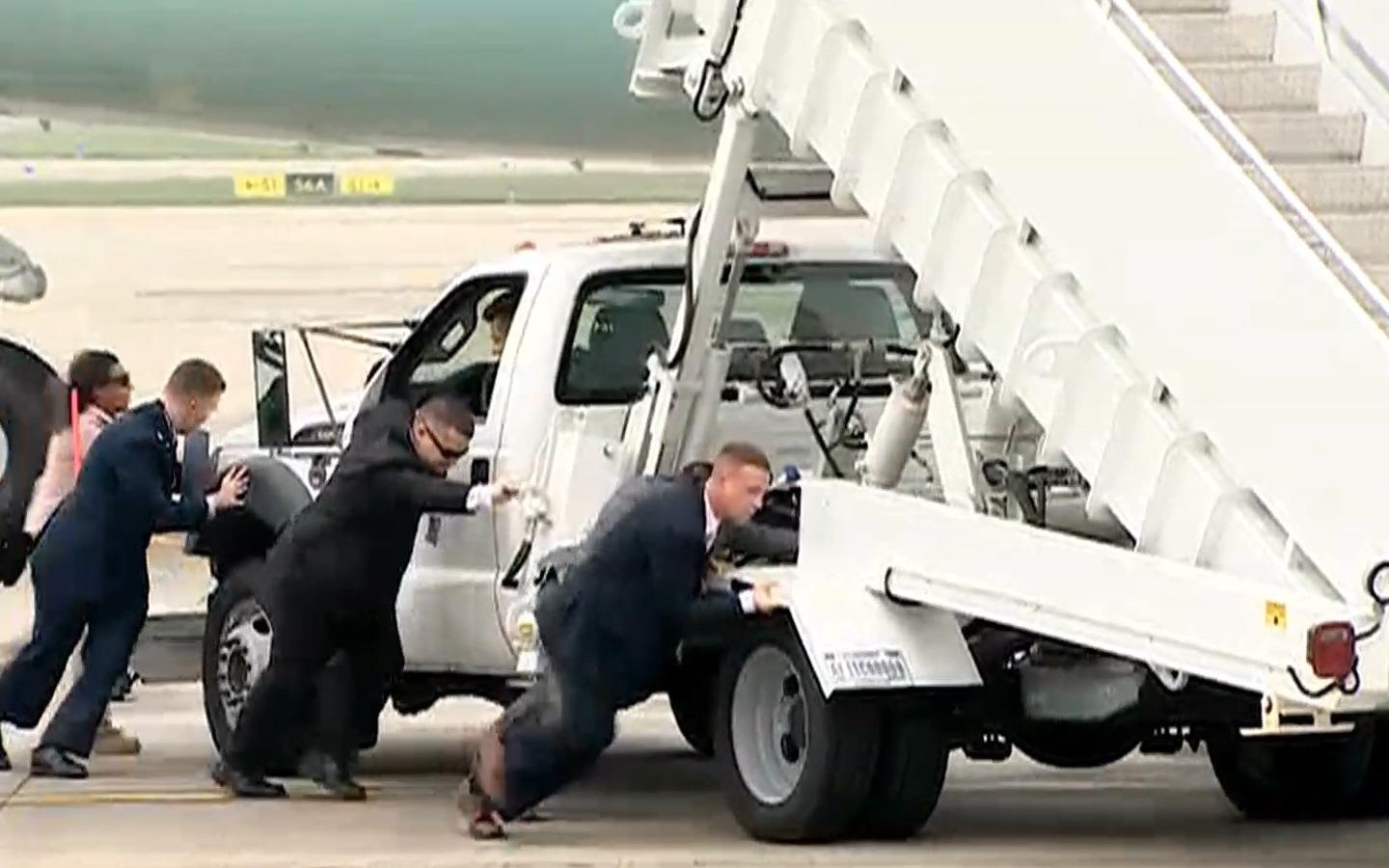 Canh dac vu My day xe thang khoi Air Force One hinh anh