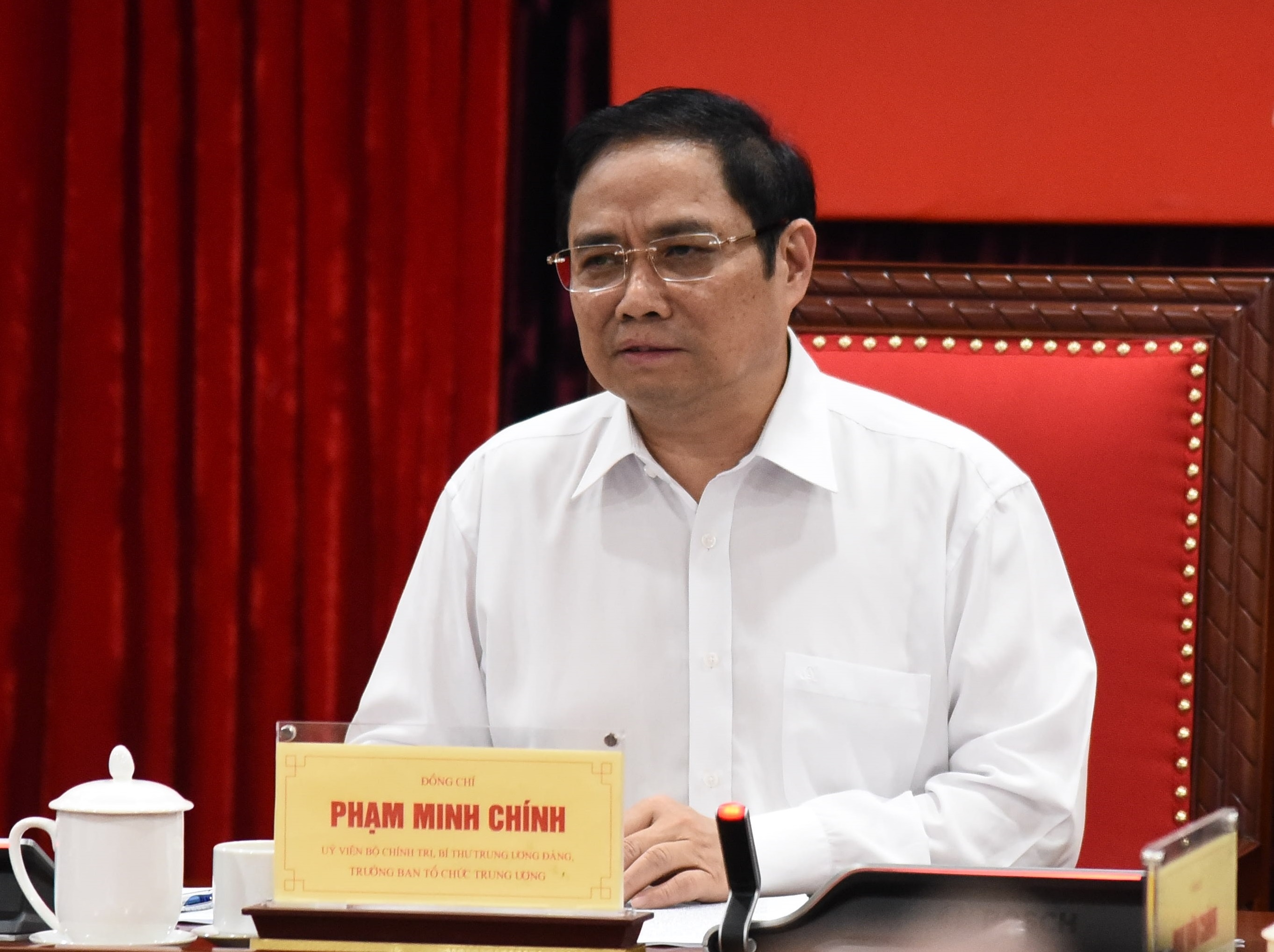 Khong dung nguoi chay chuc, ai tiep tay phai ky luat hinh anh