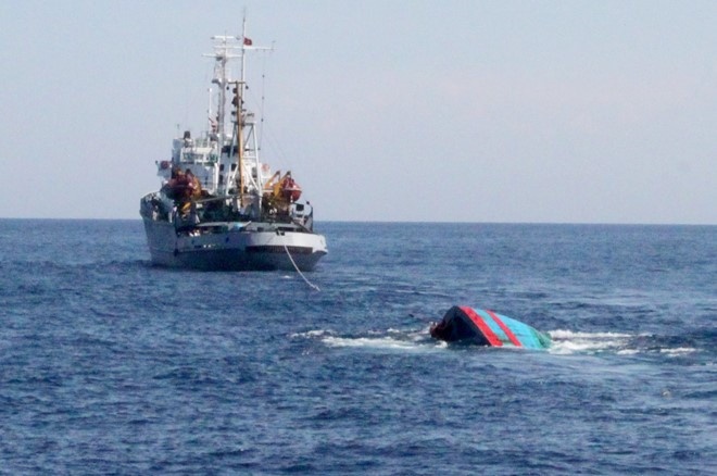 Tau ca Quang Ngai bi tau Trung Quoc dam chim tren vung bien Hoang Sa hinh anh