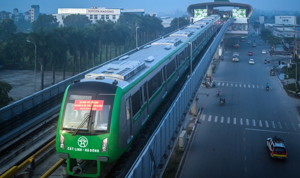 Sinh vien co chon duong sat do thi khi gia ve gap doi xe buyt? hinh anh