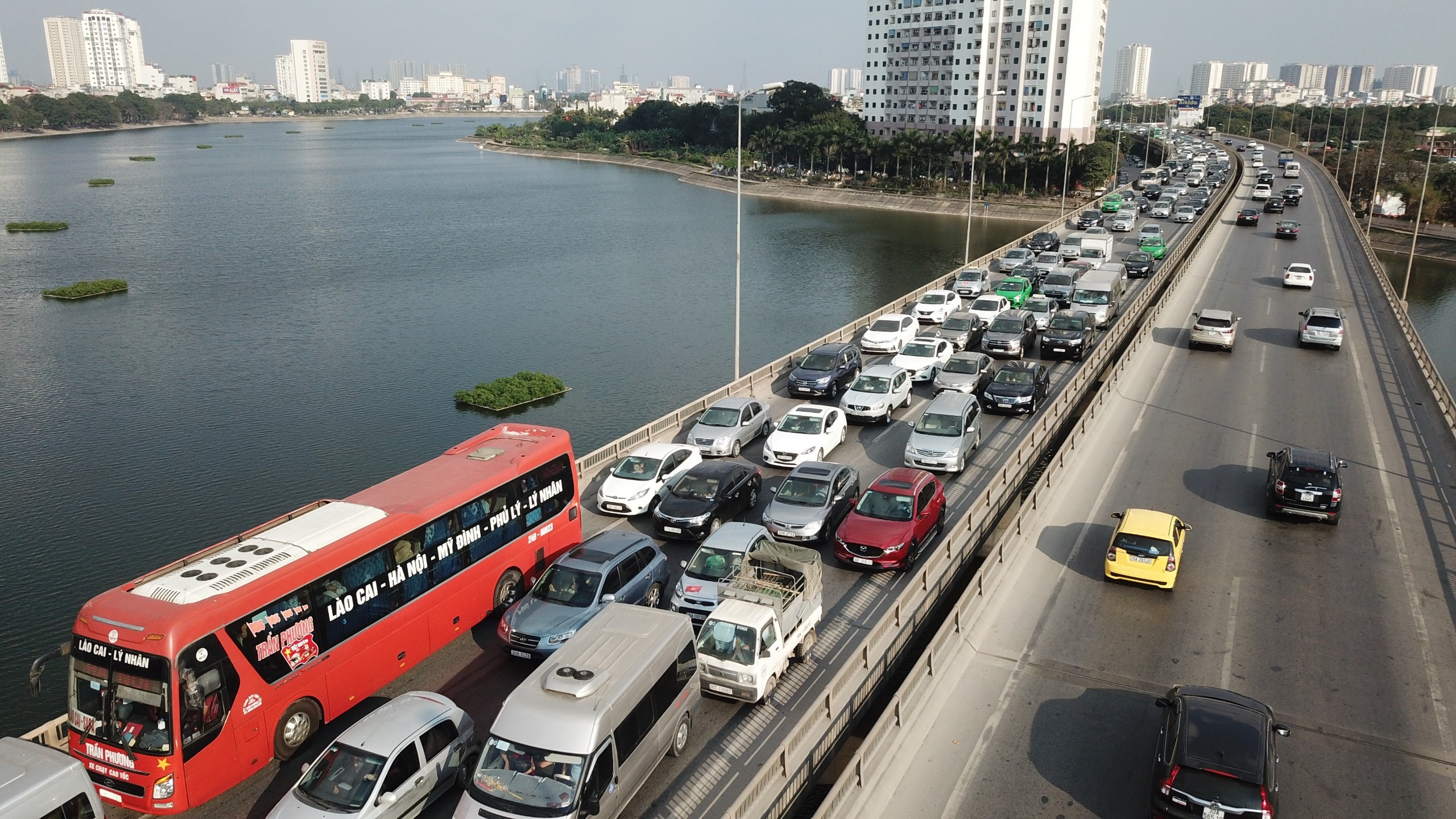 Cam xe may, trung tam Ha Noi se nhieu oto ca nhan hon? hinh anh