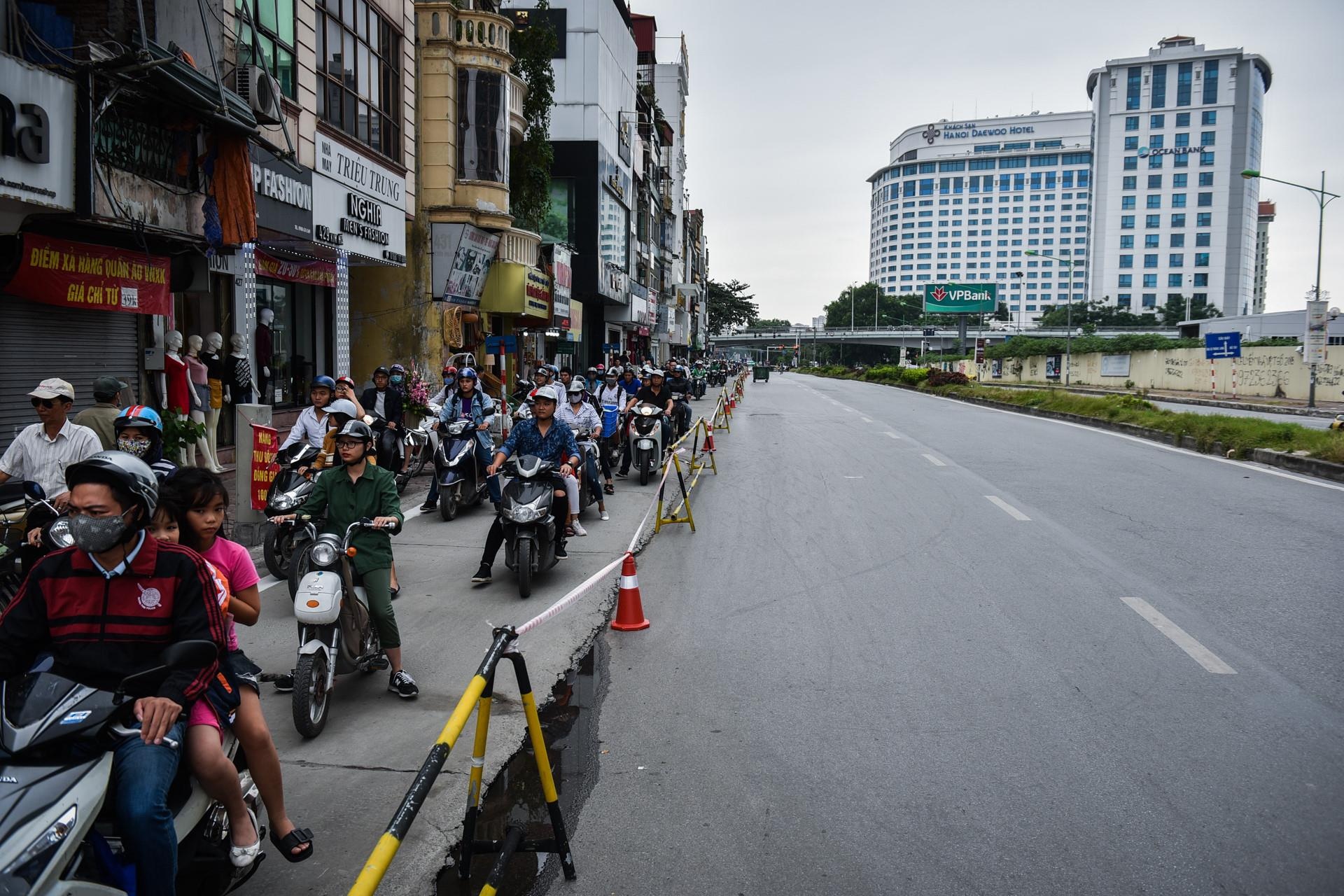 Sap rao duong Tran Hung Dao de thi cong duong sat Nhon - ga Ha Noi hinh anh