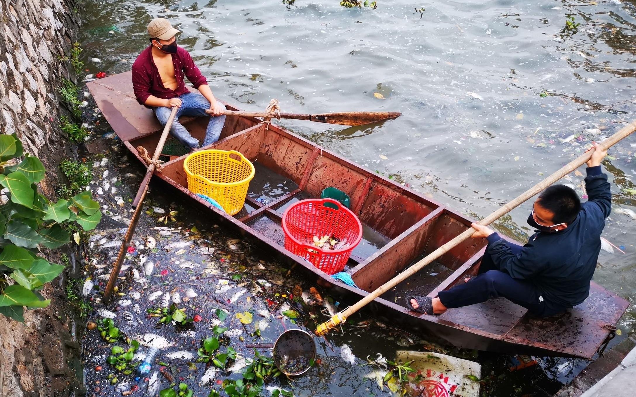 Xac ca, ba ba chet troi dat ven bo ho Tay hinh anh