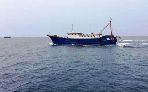 Kiem ngu Viet Nam day duoi 2 tau ca xam pham ngu truong hinh anh