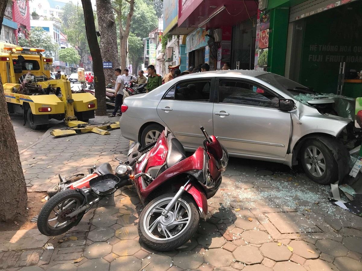 Nu tai xe lao xe vao cua hang hoa qua tren pho Lo Duc hinh anh