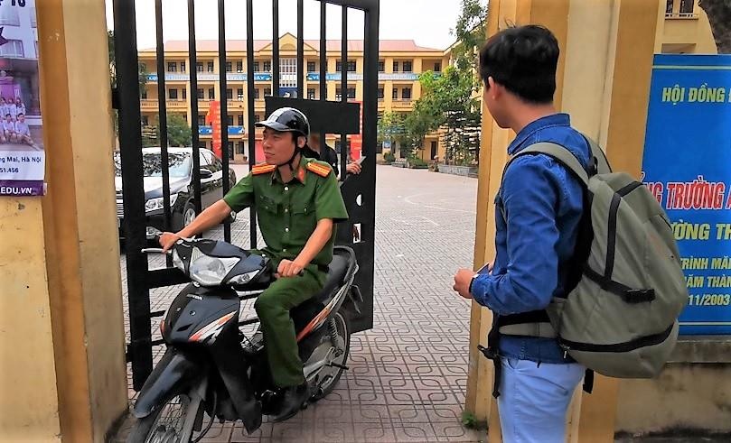 Cong an xuat hien tai ngoi truong co thay giao bi to dam o hoc sinh hinh anh