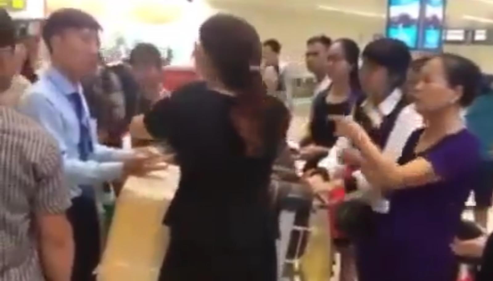 Cang vu Hang khong thong tin vu hanh khach to bi sam so tren may bay hinh anh